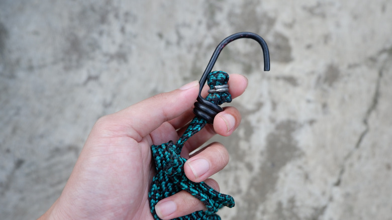 Spiral şeklinde sarılmış renkli bir bungee kordonu