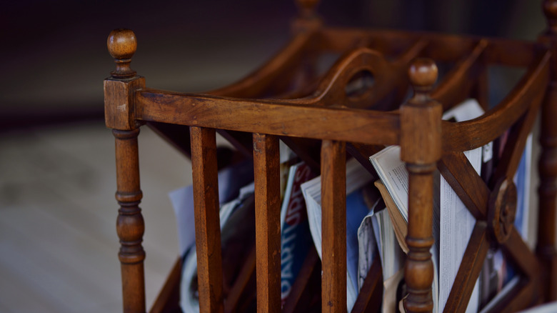 Dergilerle dolu eski bir dergi tutucusu