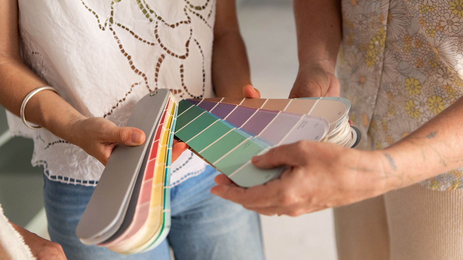 Beyaz Duvarda Nötr Boya Renklerini Test Etmenin Rakipsiz Hilesi