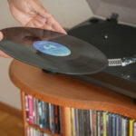 Vinil Kayıtlarınız İçin En İyi Taşınabilir Depolamayı Oluşturmak İçin IKEA EKET'inizi Hackleyin