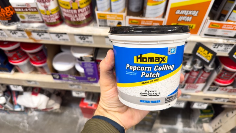 Bir kişi, kullanıma hazır patlamış mısır tavan yaması içeren bir kap tutuyor