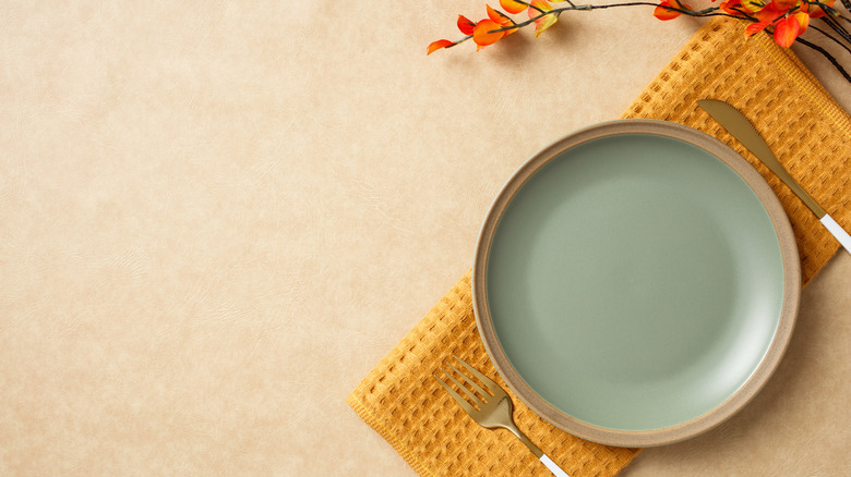 yemek takımı ile basit masa manzarası