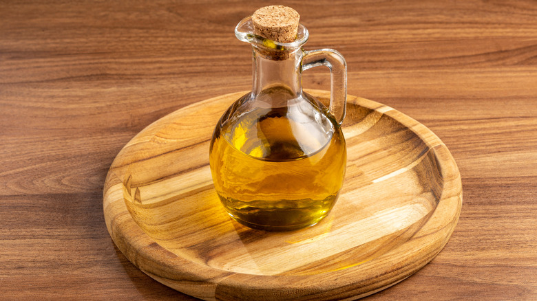 Ahşap plaka üzerinde yağ şişesi