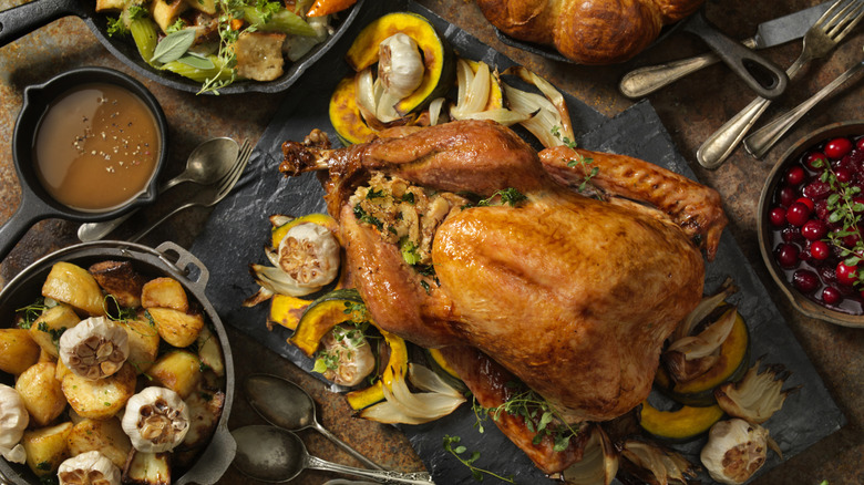 farklı tabaklarda şükran günü yemeği