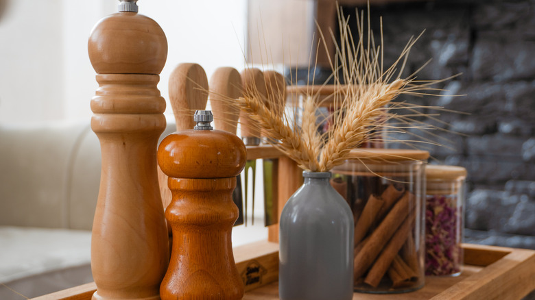 ahşap tuzluk ve biberlik