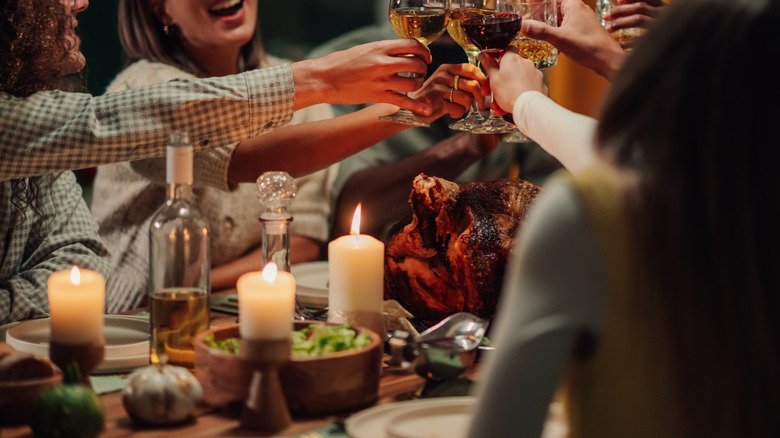 Şükran günü masasında mumlar