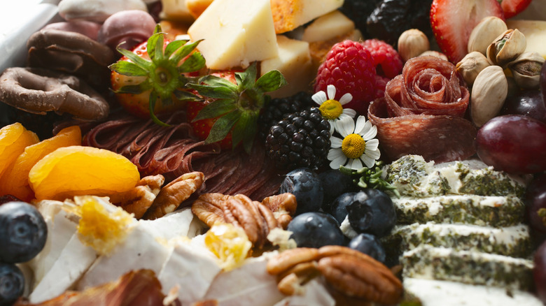 bir şarküteri masasının yakın çekimi