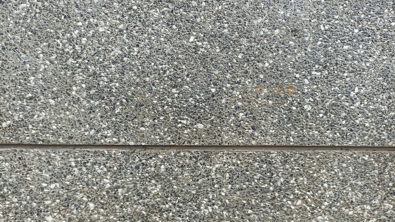 Açık agregalı beton dokusunun yakından görünümü