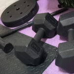 Evdeki Spor Salonu Ekipmanınızı Şık Bir Şekilde Gizlemenize Yardımcı Olacak Bir Kendin Yap Çözümü