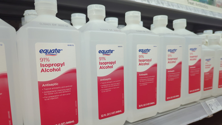 Alkol şişelerinin sürtüldüğü bir raf