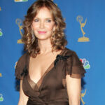 Jaclyn Smith'in Noel Ön Kapısını Yeniden Yaratmak Sadece Üç Klasik Esası Alır