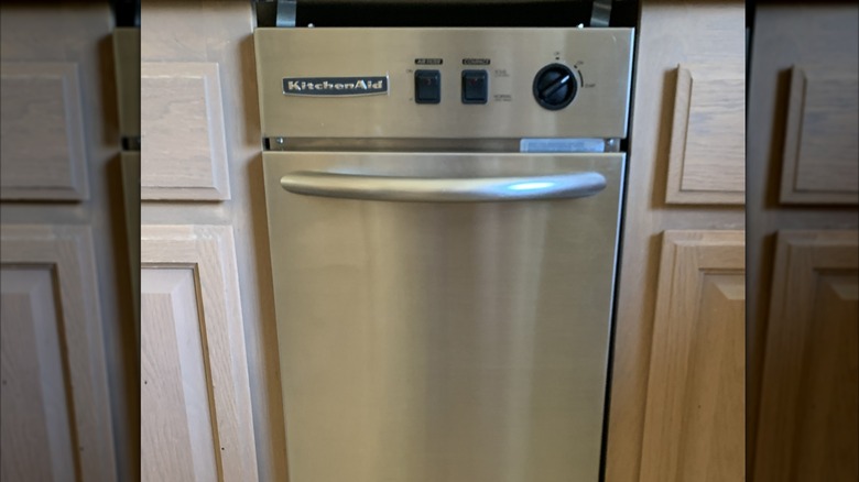 Bir mutfakta çöp sıkıştırıcı