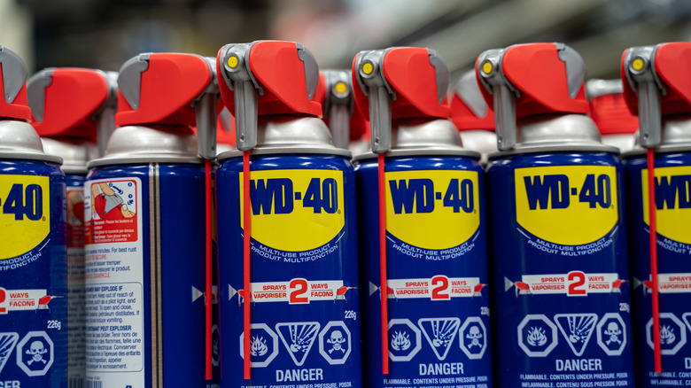 Mağaza rafındaki WD-40 kutularının yakından görünümü