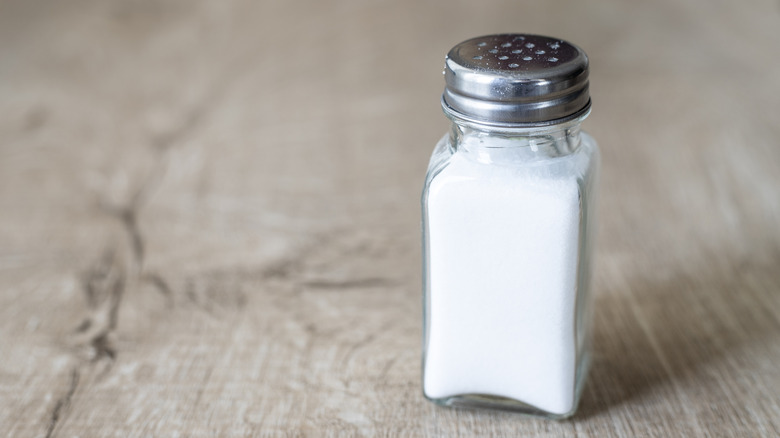 Şeffaf cam tuzluk içinde sofra tuzu