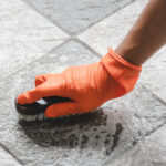 Mutfak Zeminlerindeki İnatçı Yağ Lekelerini Çıkarmanın 10 Kolay Yolu