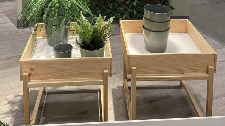 İki adet IKEA uyumlu ahşap saksı.