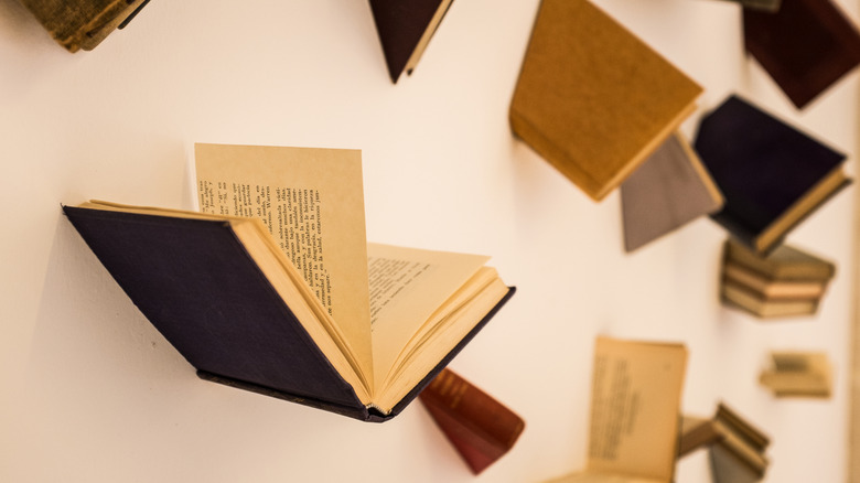 Duvara yapıştırılmış kitap parçalarından oluşan sanat enstalasyonu