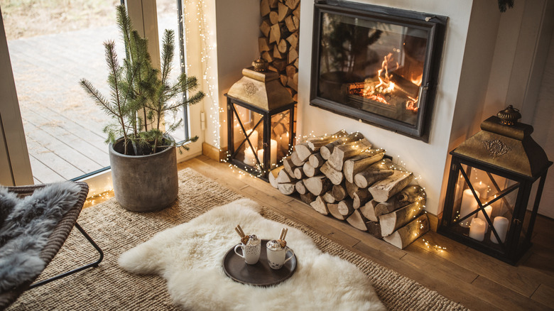 suni kürk halılı oda