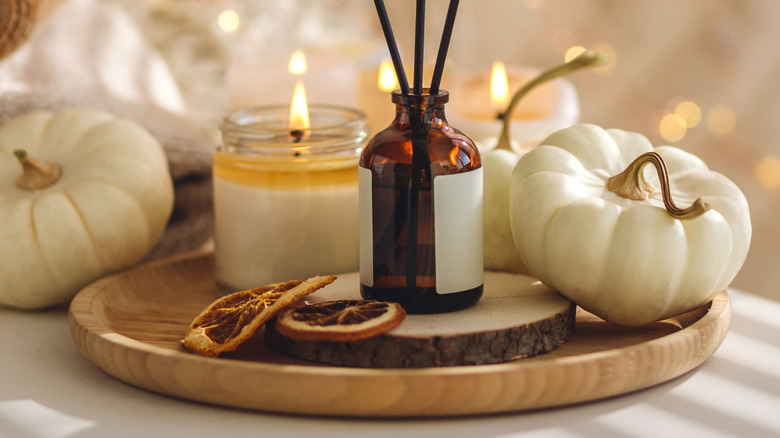 ahşap tepside sonbahar tütsü