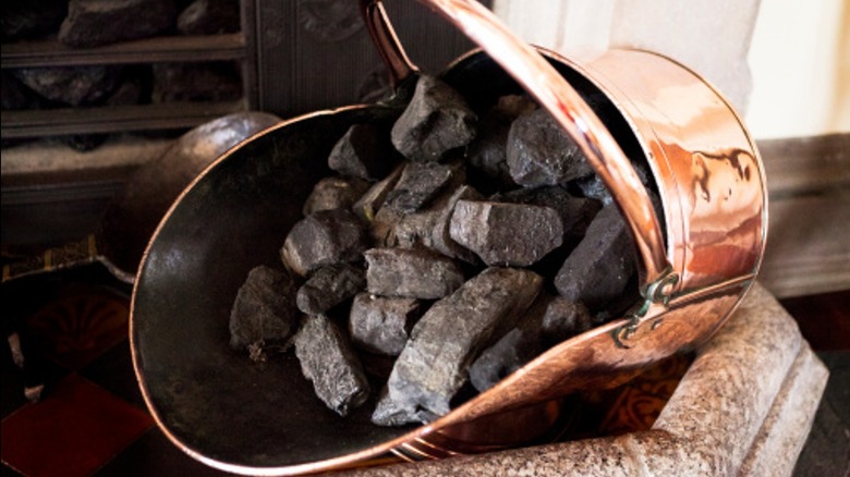 Bakır kömür kovanı