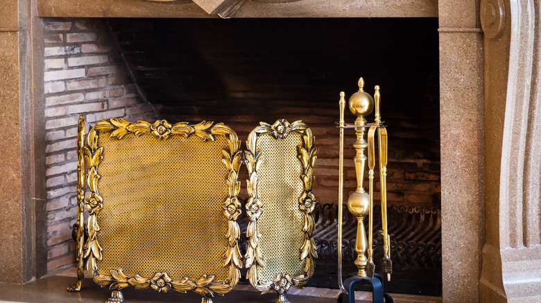 Çiçek gravürleriyle klasik, süslü, altın rengi ateş perdesi