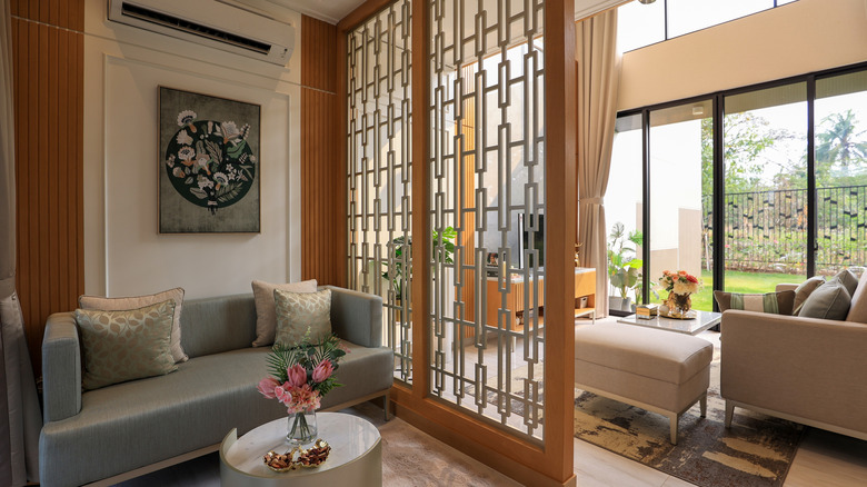 Ahşap çerçeveli ve içinde açık metal desenli benzersiz bir oda bölücüye sahip açık konseptli ev