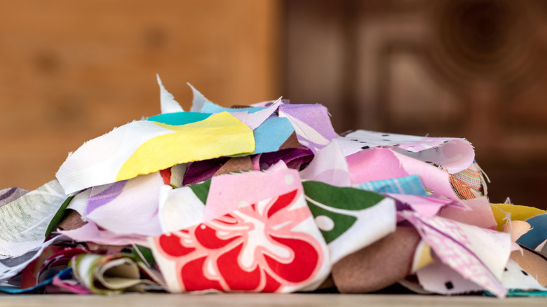 kumaş artıkları yığını