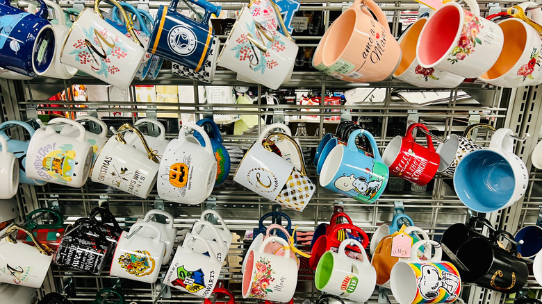 ikinci el mağazasında kahve kupaları duvarı