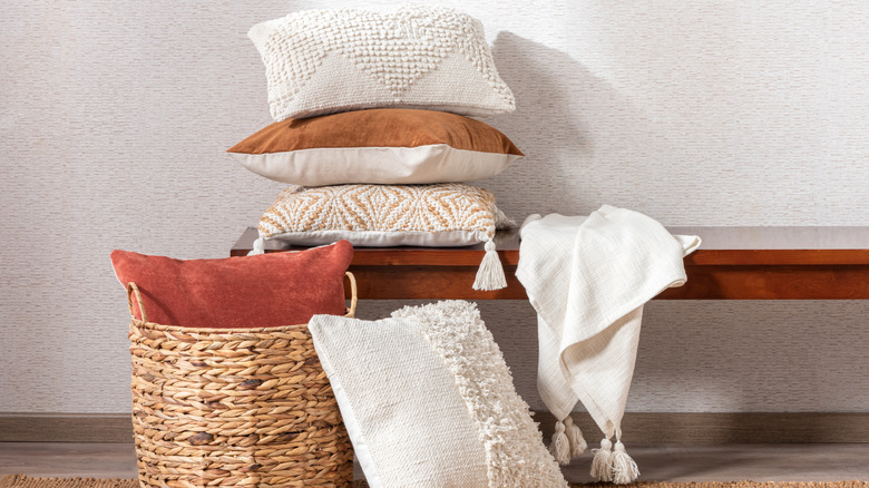 bir bankta yastık yığını