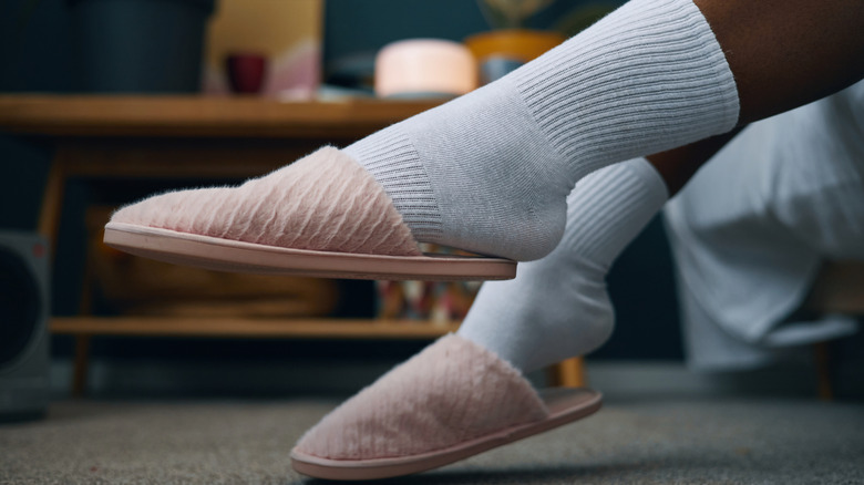 terlikli çorap giyen ayakların yakın çekimi