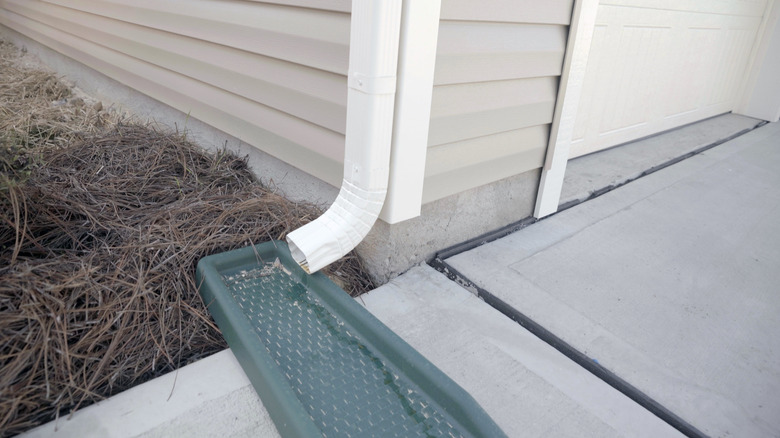 Sıçrama bloğuna giden iniş borusunun kapatılması