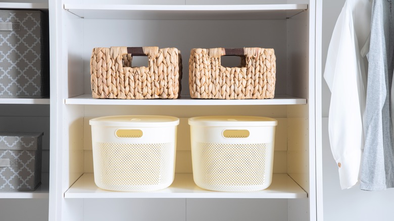 Bir dolabın raflarında etiketlenmemiş kutular