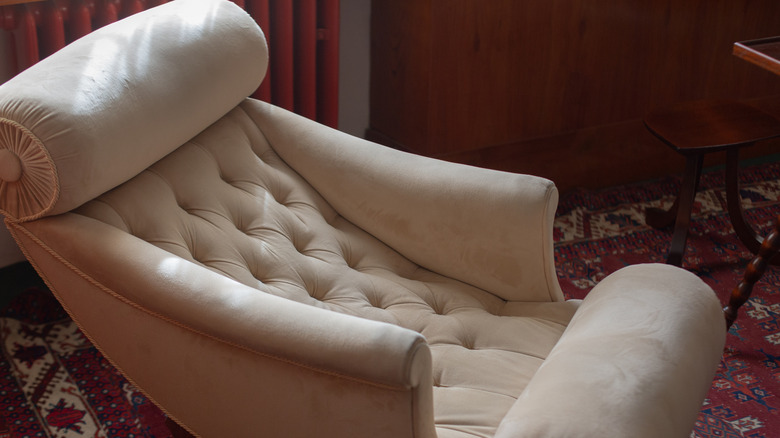 1920'lerden kalma, restore edilmiş bir kanepe