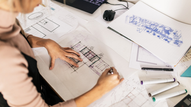 Mimari çizimleri olan bir kadın
