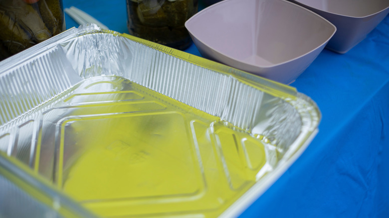 İçinde yiyecek olan alüminyum pişirme kabı.