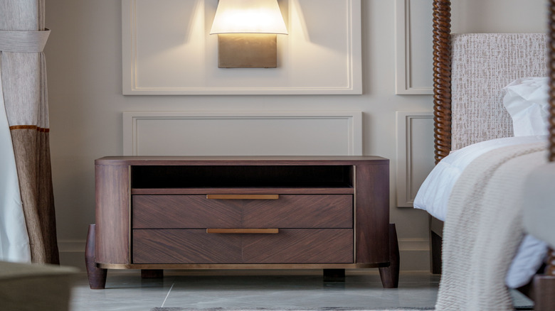 komodinin üzerindeki duvar apliğinin yakın çekimi