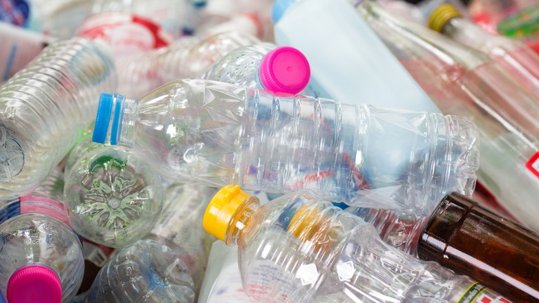 Plastik şişe yığını