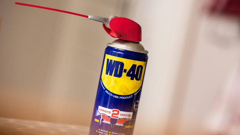 Bir kutu WD-40'ın eğimli yakın plan görünümü