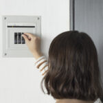 Akıllı Vurgulu Duvar Fikriyle Elektrik Panelindeki Göz Yaralarını Gizleyin