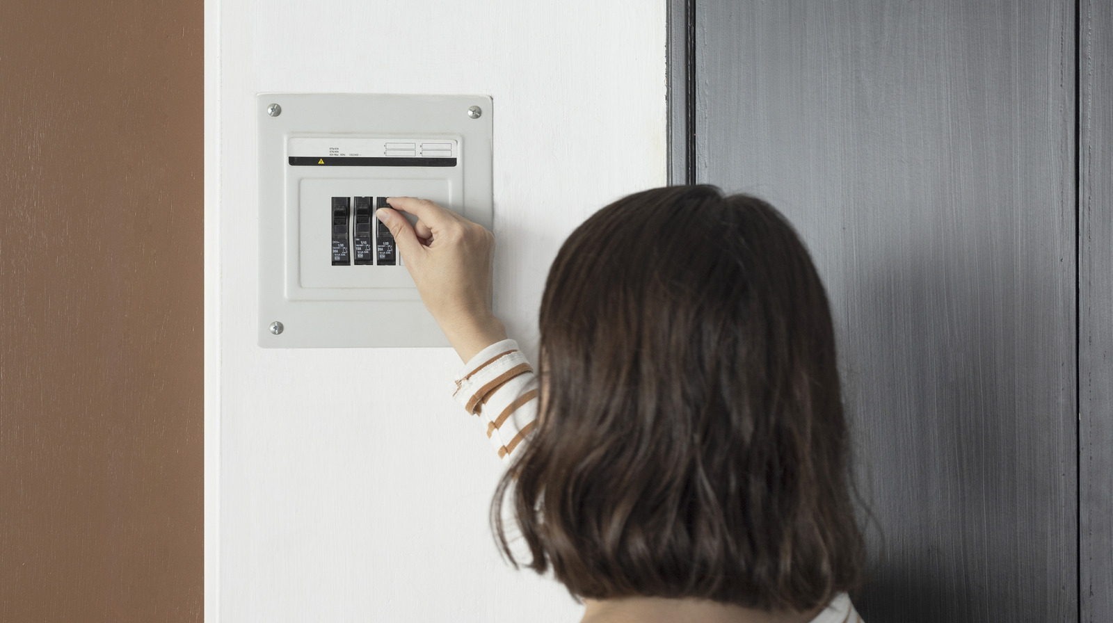Akıllı Vurgulu Duvar Fikriyle Elektrik Panelindeki Göz Yaralarını Gizleyin