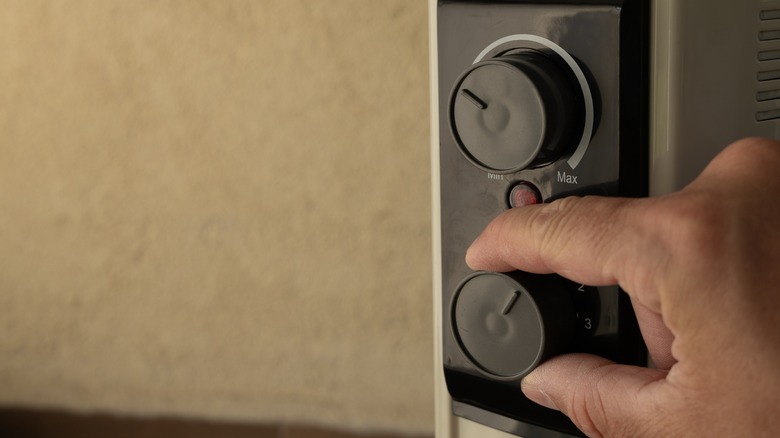 Birisi elektrikli ısıtıcıyı kapatıyor