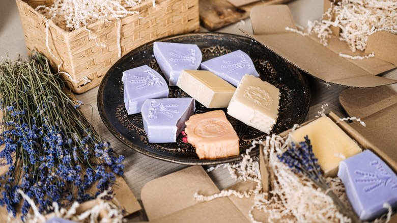 bir tabakta kalıp sabun ve lavanta otlarıyla paketleme