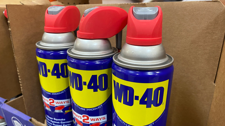 Bir kutuda üç konteyner WD-40