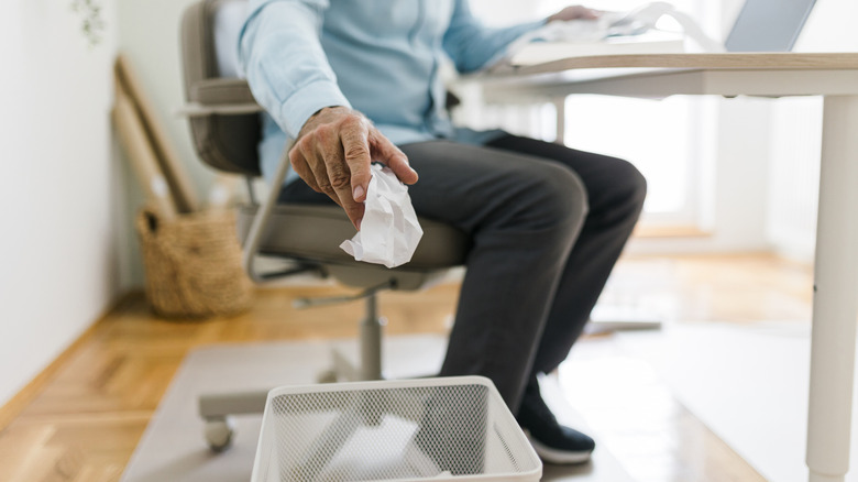 ev ofisinde çöp atan kişi