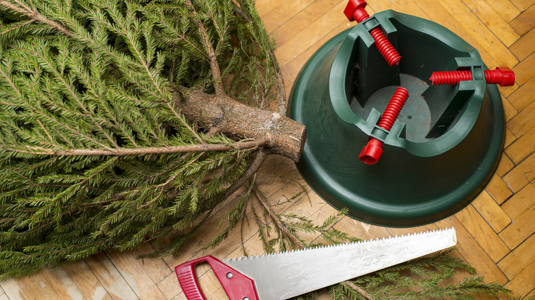 Testere ve standın yanındaki Noel ağacı