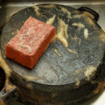 Dökme Demir Tencere Setlerini Kolayca Eski Görkemine Döndürebilen Popüler Ürün