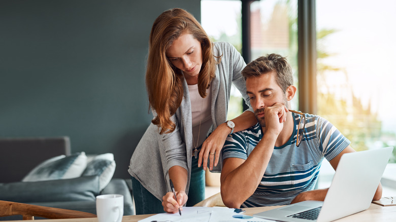 Bir çift mali durumlarına endişeyle bakıyor.