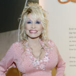 Dolly Parton'un Trendy Maksimalist Tatil Dekorunu Evinizde Nasıl Yeniden Yaratabilirsiniz?