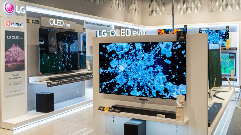 Bir mağazada sergilenen bir LG televizyon