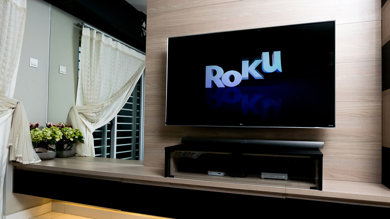 Ekranında Roku logosu bulunan bir televizyon